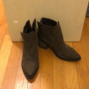 Steve Madden size 7.5 zip back brown ankle bootie. Worn only a couple times.
